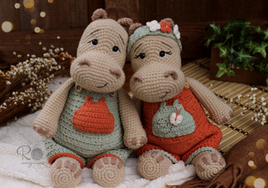 Combo Bartô e Bartolina + Chocalho Bartozinho + Abraço de Vó - Receitas Digitais de Amigurumi