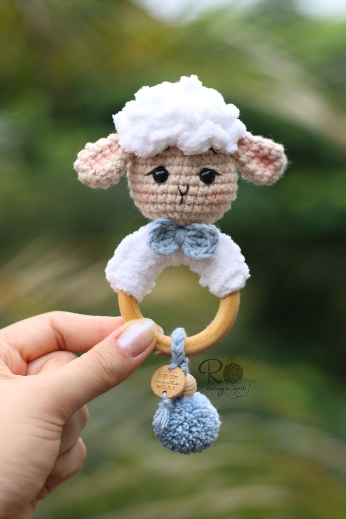 Chocalho Sensorial Cordeirinho - Receita Digital de Amigurumi