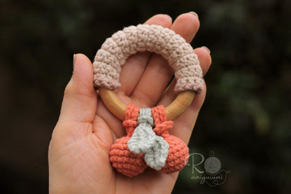 Combo Bartô e Bartolina + Chocalho Bartozinho + Abraço de Vó - Receitas Digitais de Amigurumi