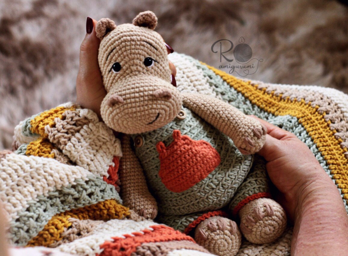Combo Bartô e Bartolina + Chocalho Bartozinho + Abraço de Vó - Receitas Digitais de Amigurumi