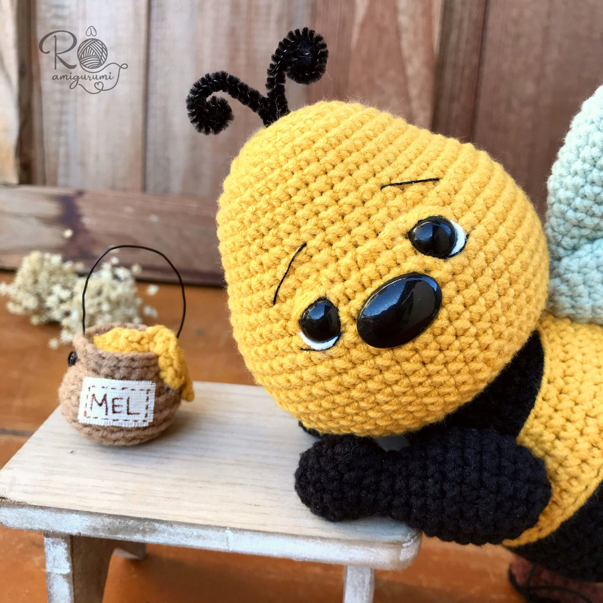 Zangoso, the Sulky Bee - Amigurumi Digital Pattern