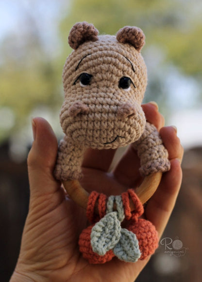 Combo Bartô e Bartolina + Chocalho Bartozinho + Abraço de Vó - Receitas Digitais de Amigurumi