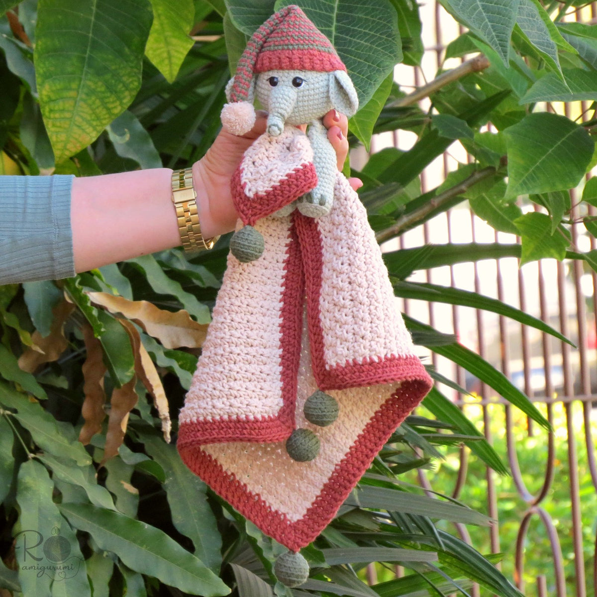 Kit Mantita de apego y Sonajero - Elefante Theo - Patrón Digital de Amigurumi