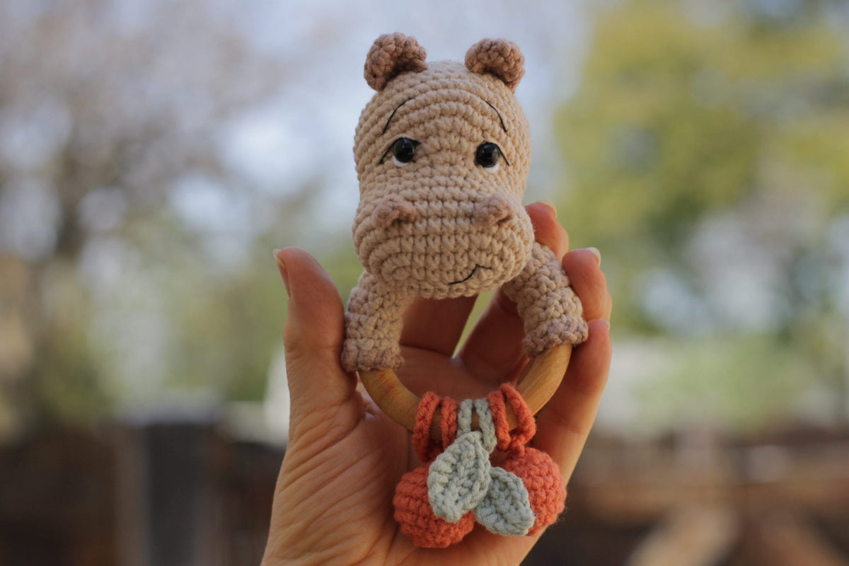 Combo Bartô e Bartolina + Chocalho Bartozinho + Abraço de Vó - Receitas Digitais de Amigurumi