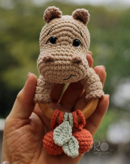 Combo Bartô e Bartolina + Chocalho Bartozinho + Abraço de Vó - Receitas Digitais de Amigurumi