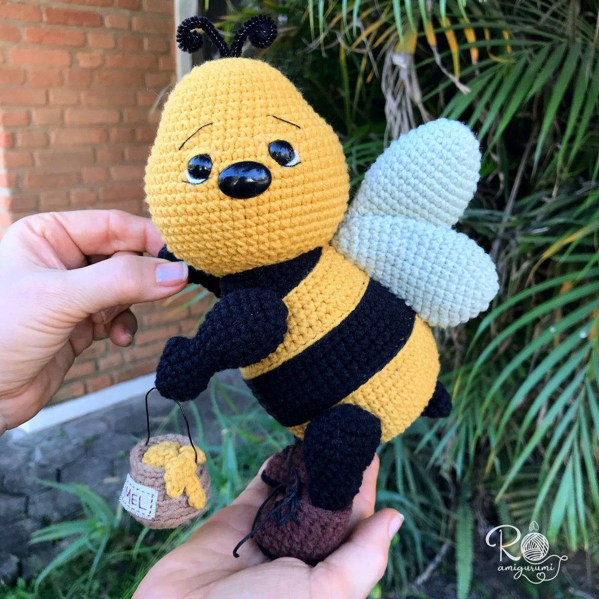 Zangoso, the Sulky Bee - Amigurumi Digital Pattern