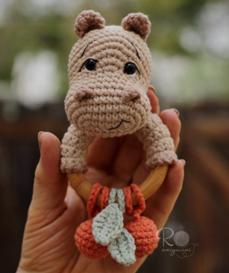 Combo Bartô e Bartolina + Chocalho Bartozinho + Abraço de Vó - Receitas Digitais de Amigurumi